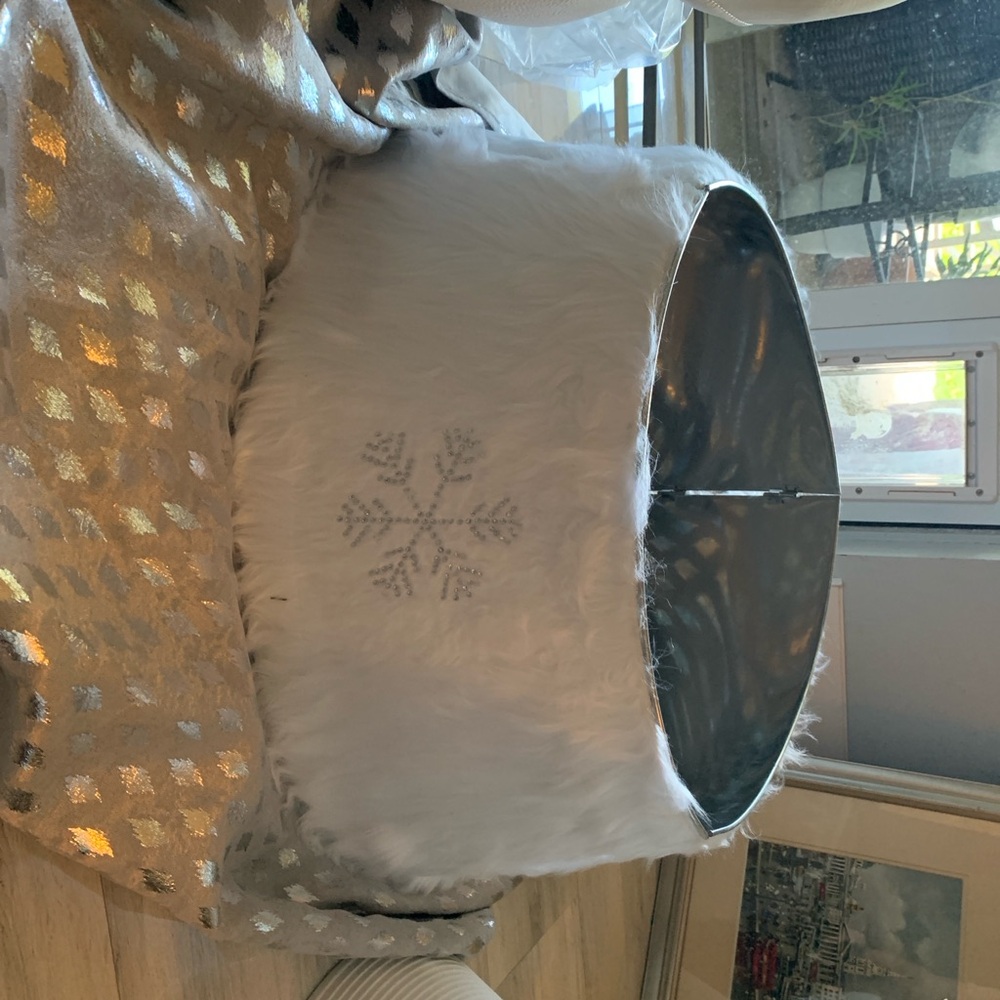 White Faux Fur Snowflake Christmas Tree Skirt 
Metal sectionals hinges 7.5 ft.